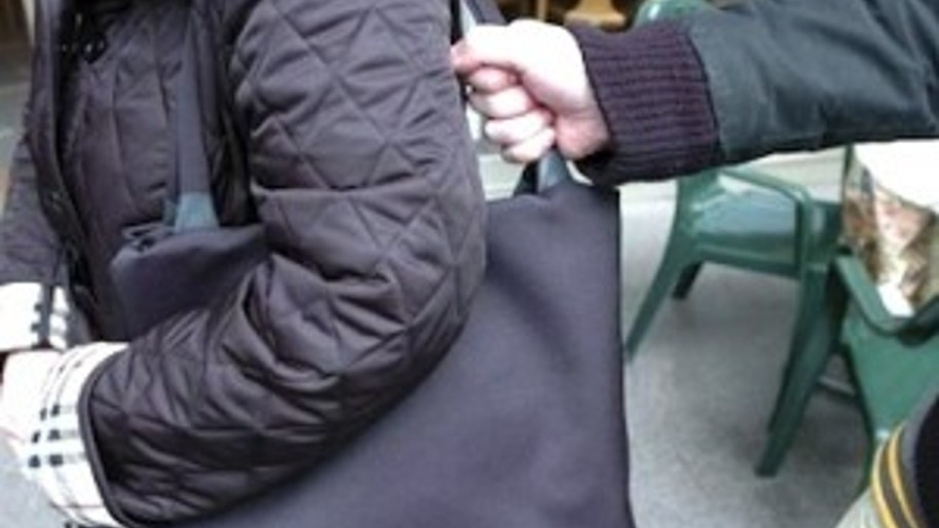 Scippata della borsetta in pieno pomeriggio da due incappucciati, 31enne all'ospedale