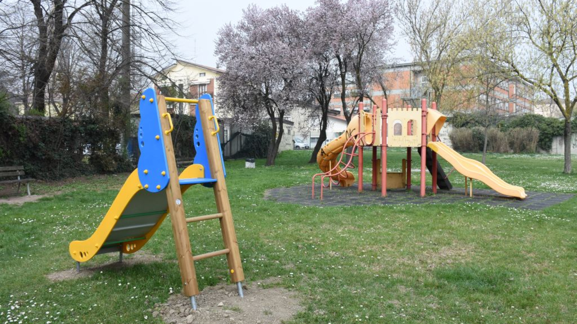 Dopo le segnalazioni dei cittadini partono i lavori per sistemare i giochi