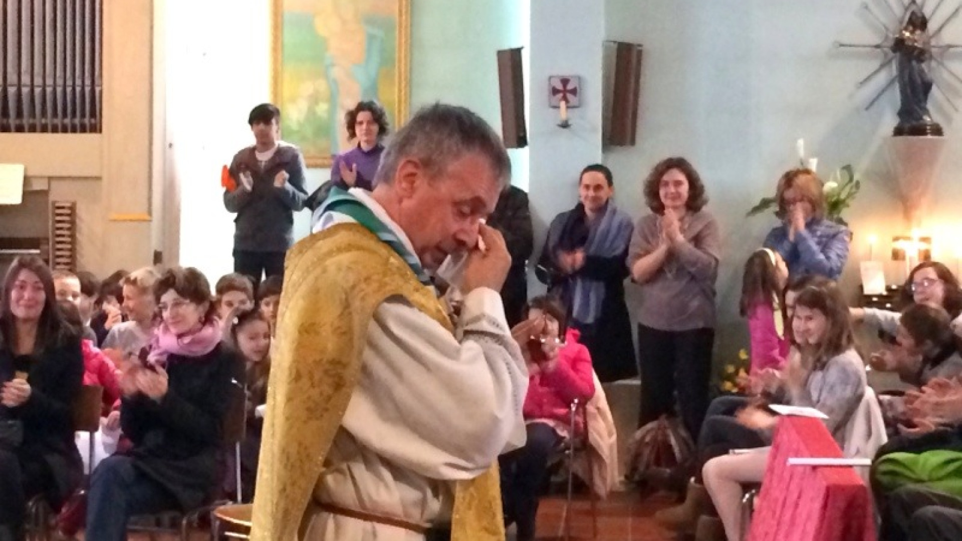 Niviano, addio a don Mauro tra lacrime e commozione. "Ci mancherai"