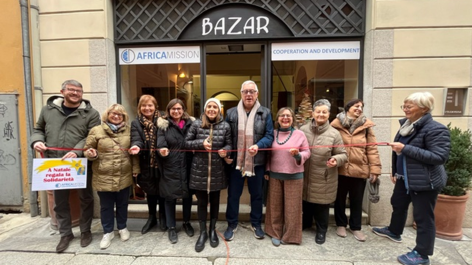 Africa mission, aperto il "Christmas bazar". Presepi e artigianato ugandese