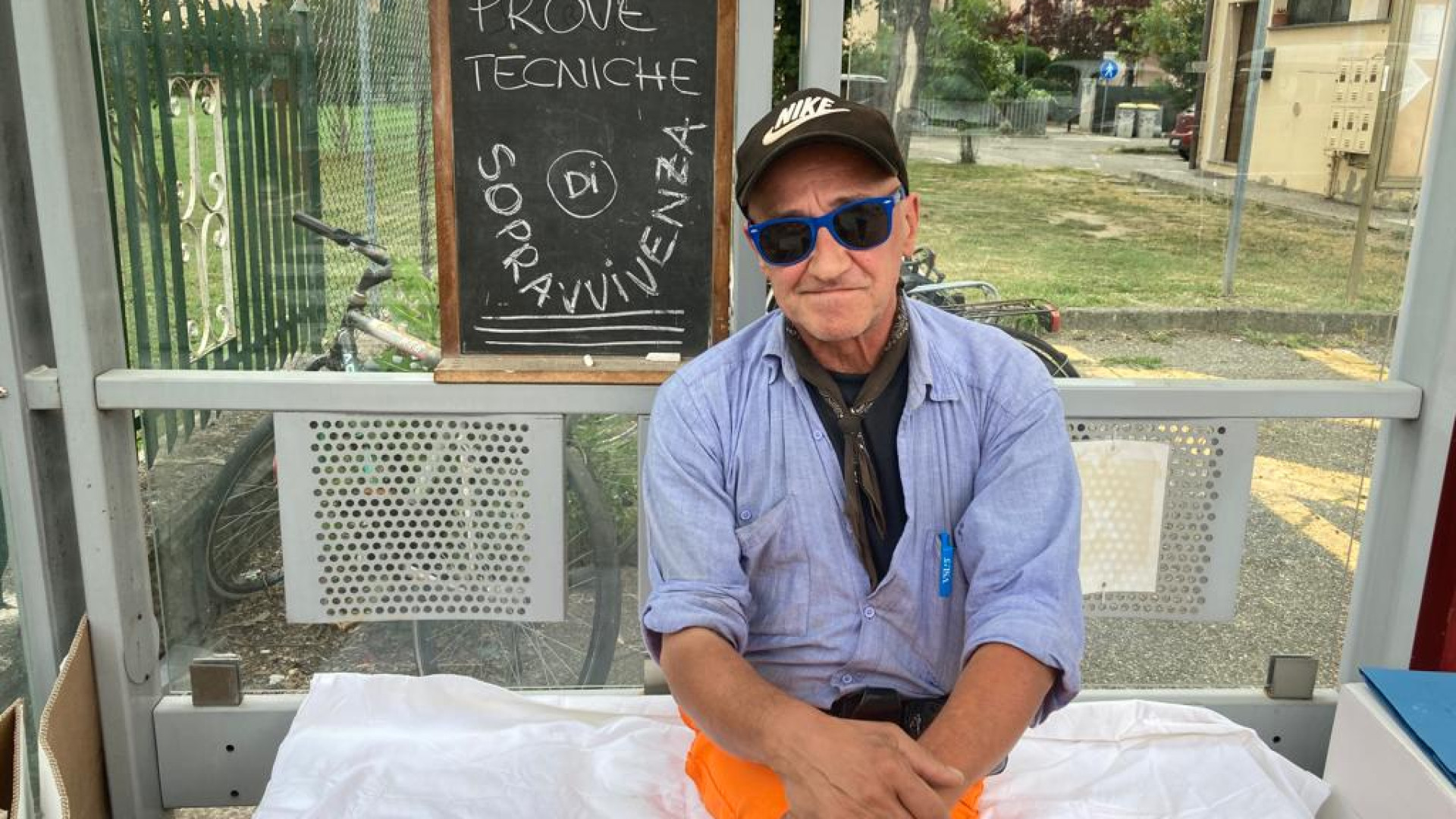 "Dormo alla fermata del bus perché la casa è occupata. È la beffa della burocrazia"