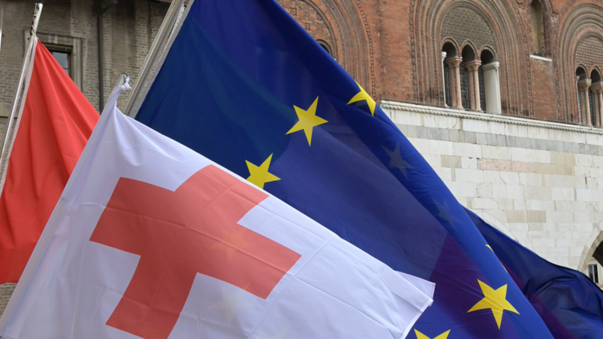 Giornata della Croce Rossa, la bandiera dell’associazione esposta sul municipio