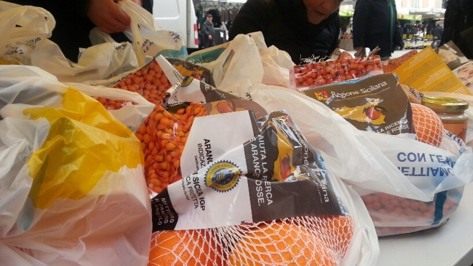 Arance contro il cancro. Torna in piazza l'iniziativa benefica dell'Airc