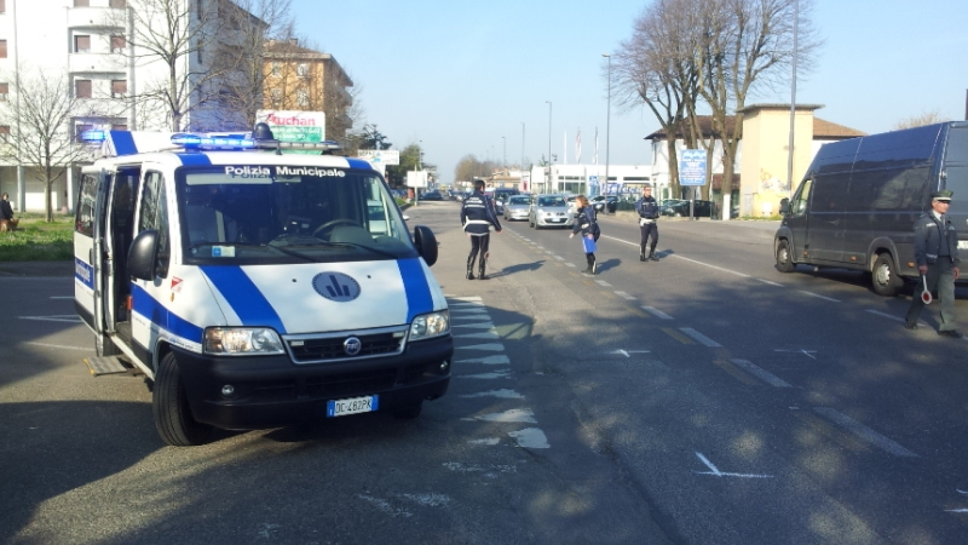 Tamponamento tra quattro auto in via Emilia Pavese: disagi al traffico