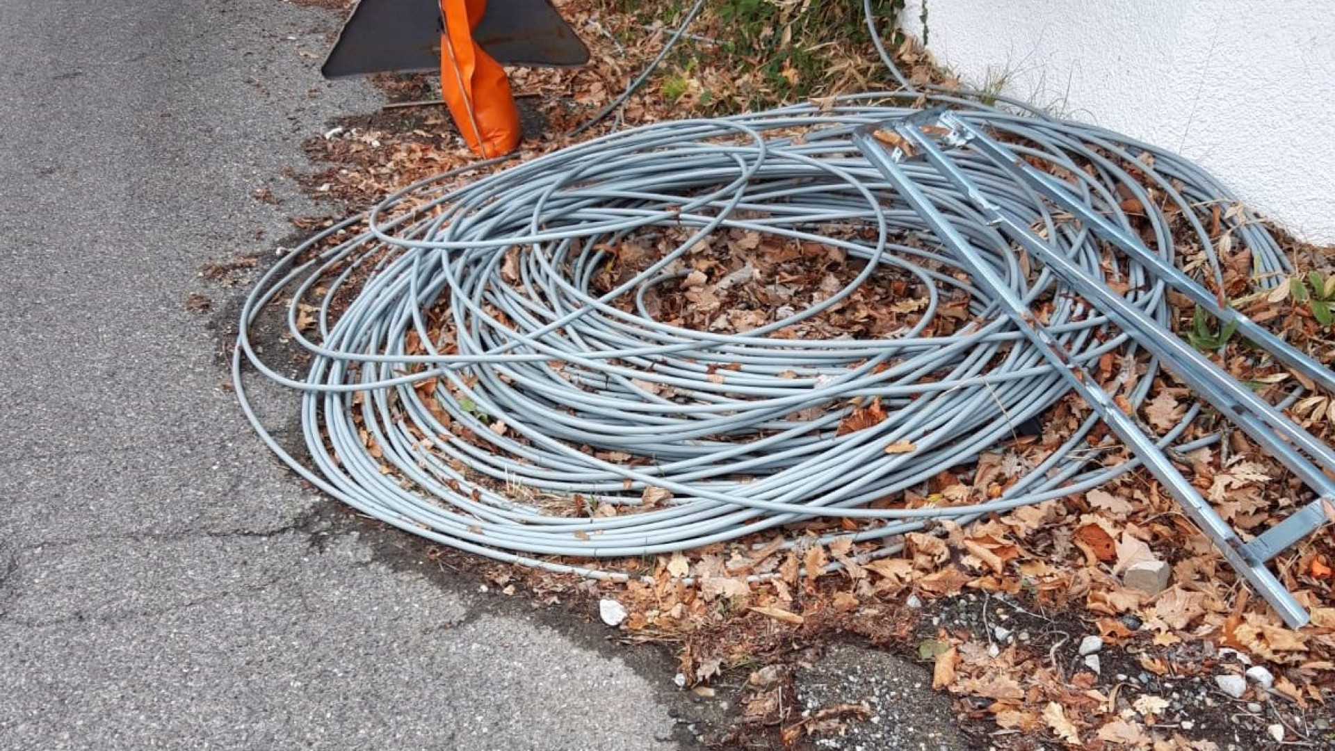 La fibra è un miraggio tra buchi e cavi abbandonati. Open Fiber diffida le ditte