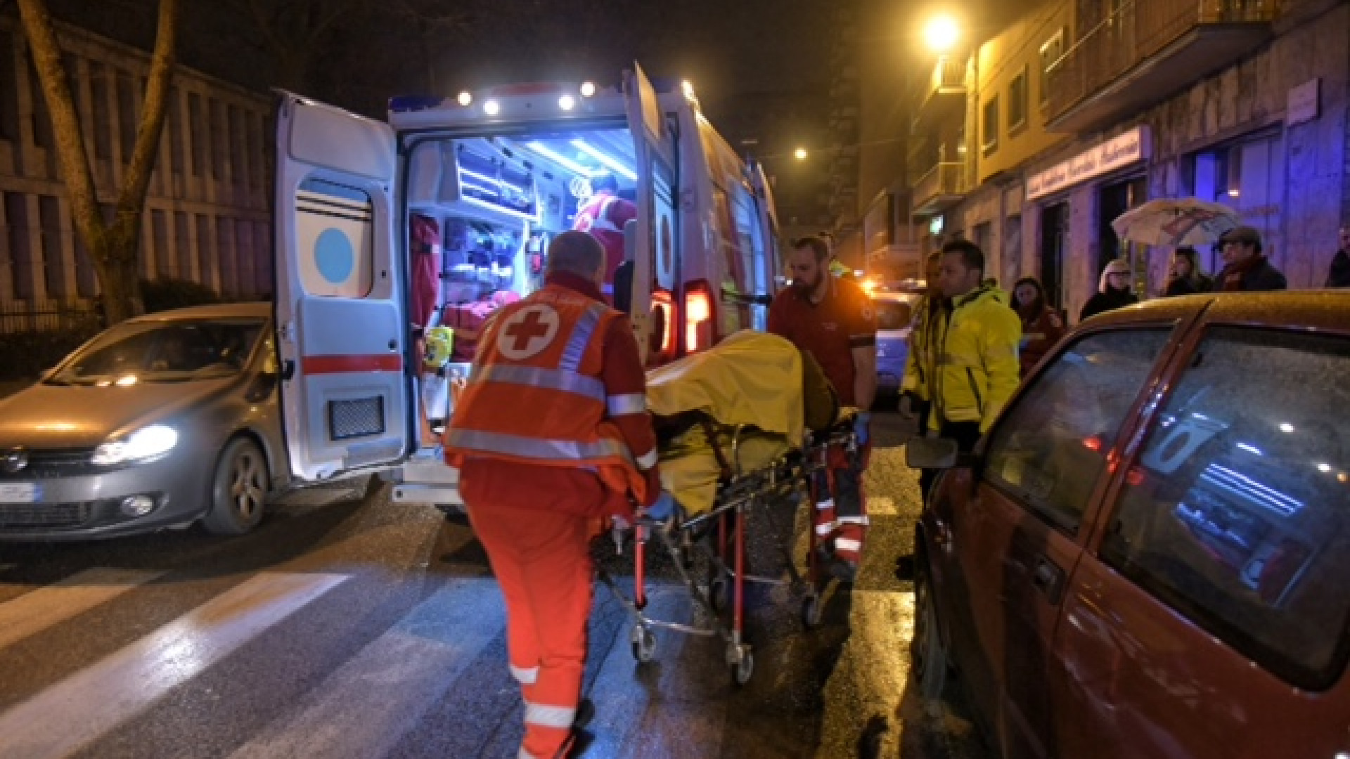 Travolto da un'auto sulle strisce pedonali: un uomo al pronto soccorso