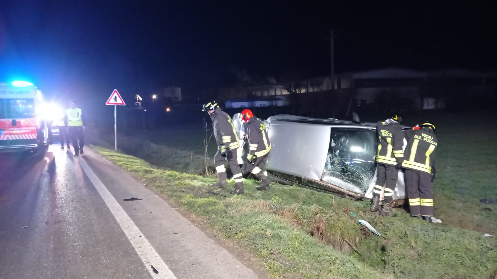 Auto sbanda in rettilineo e finisce a ruote all'aria a Sarmato, feriti due giovani