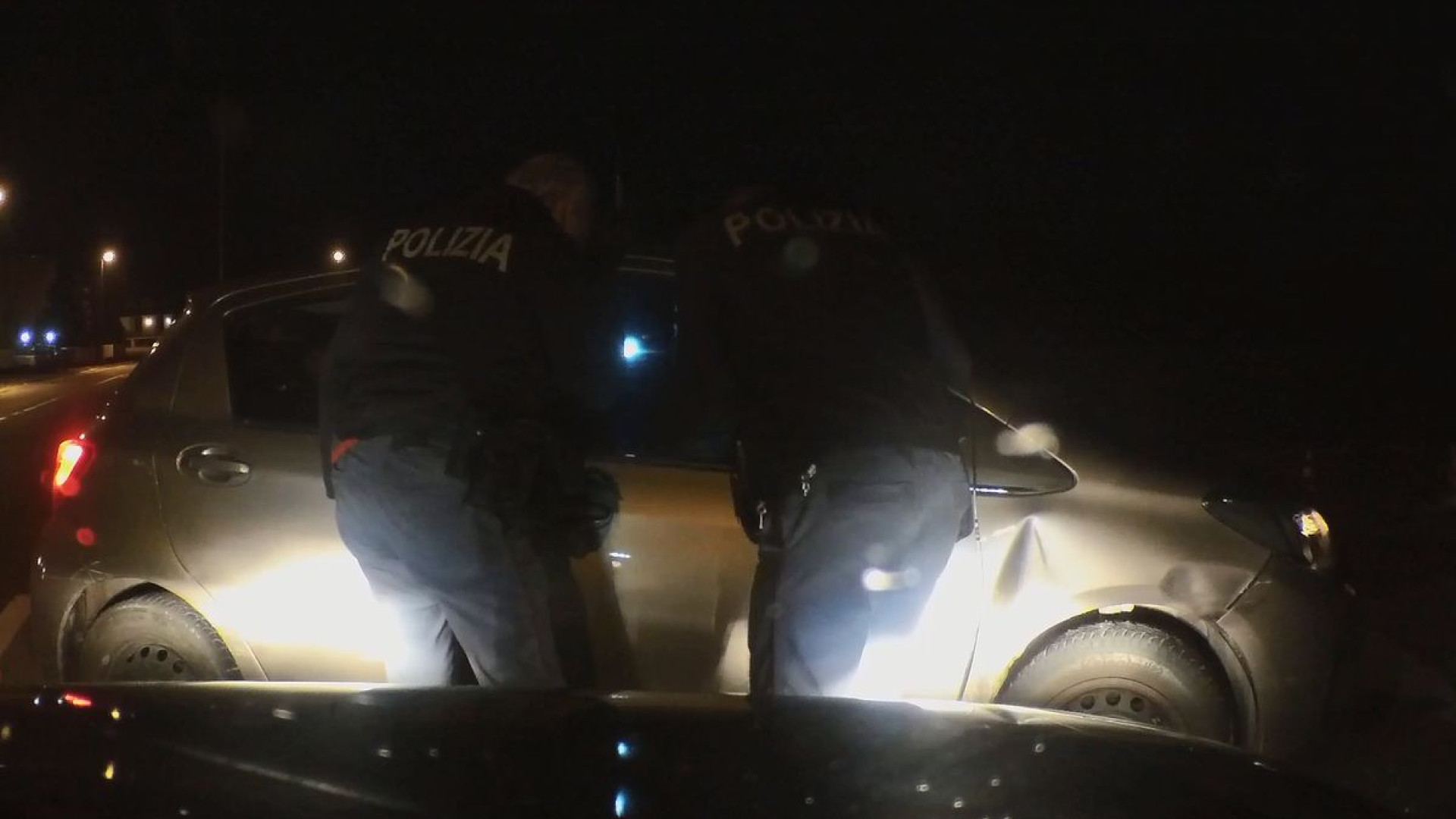 Banda su auto rubata: rocambolesca fuga e cattura con tentativo di investire un metronotte. VIDEO
