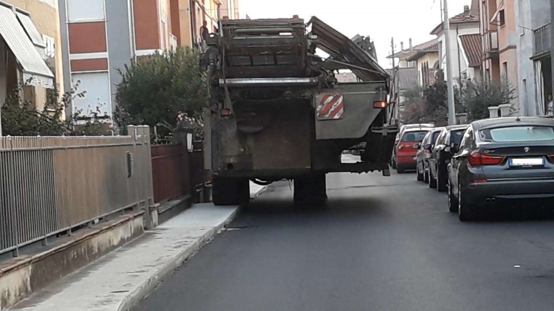 "Stop ai mezzi agricoli". Appello dei residenti di via Grazioli a Castello