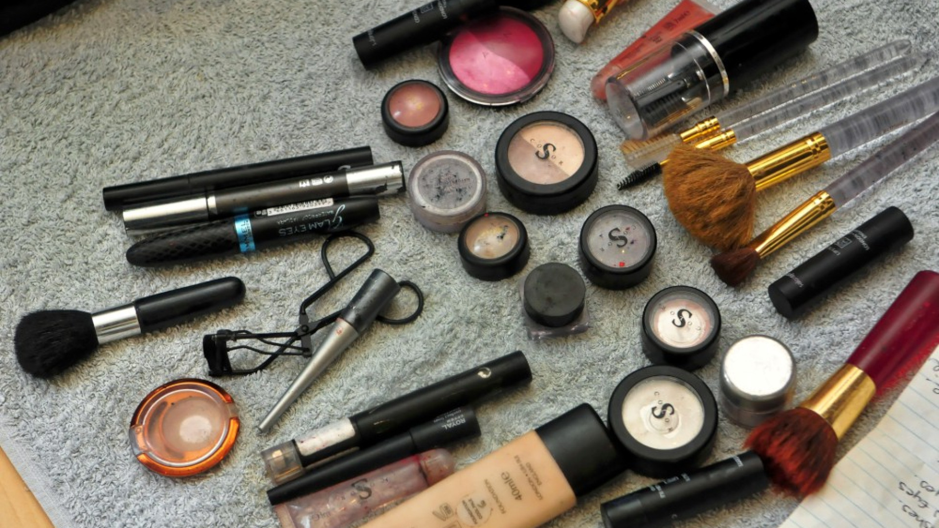 Compra cosmetici per 10 euro, ma nella borsa ne aveva per altri 150