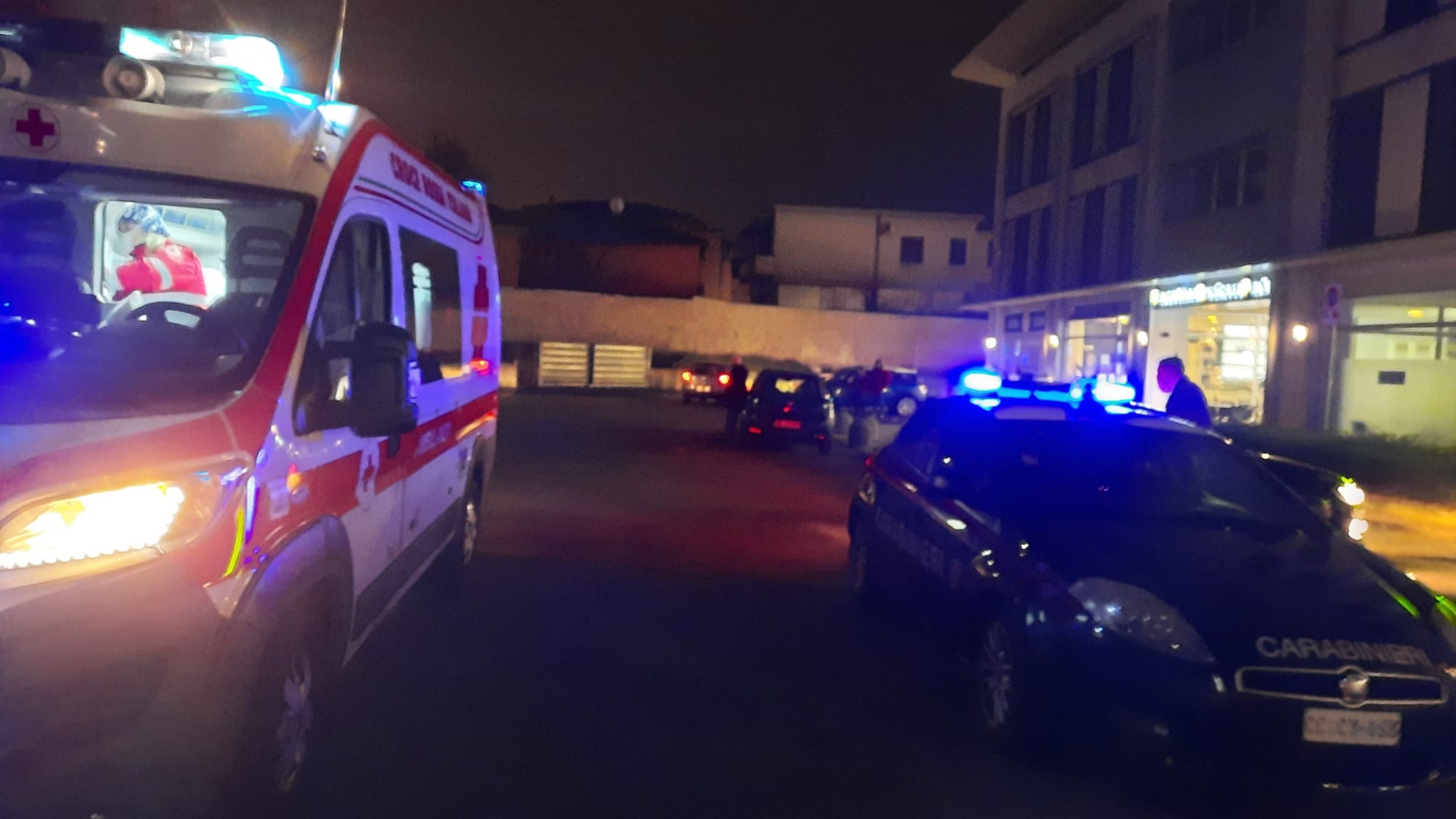 Lite degenera in rissa, un 42enne cade e batte la testa: è in gravi condizioni