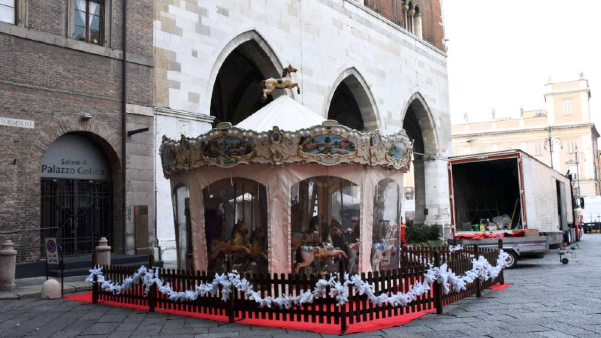 Torna la giostrina in piazza Cavalli Natale d'altri tempi per bambini