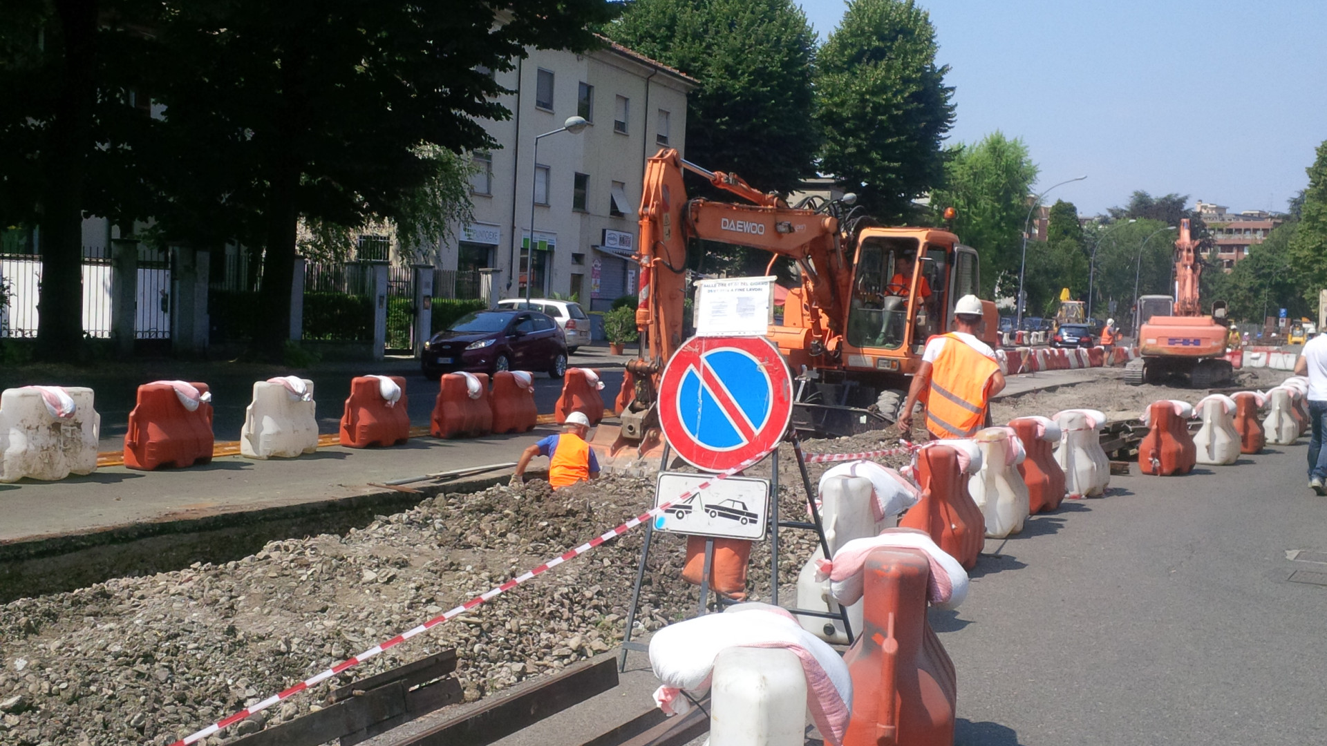 Incrocio di via IV Novembre: iniziati i lavori. Scettici i commercianti