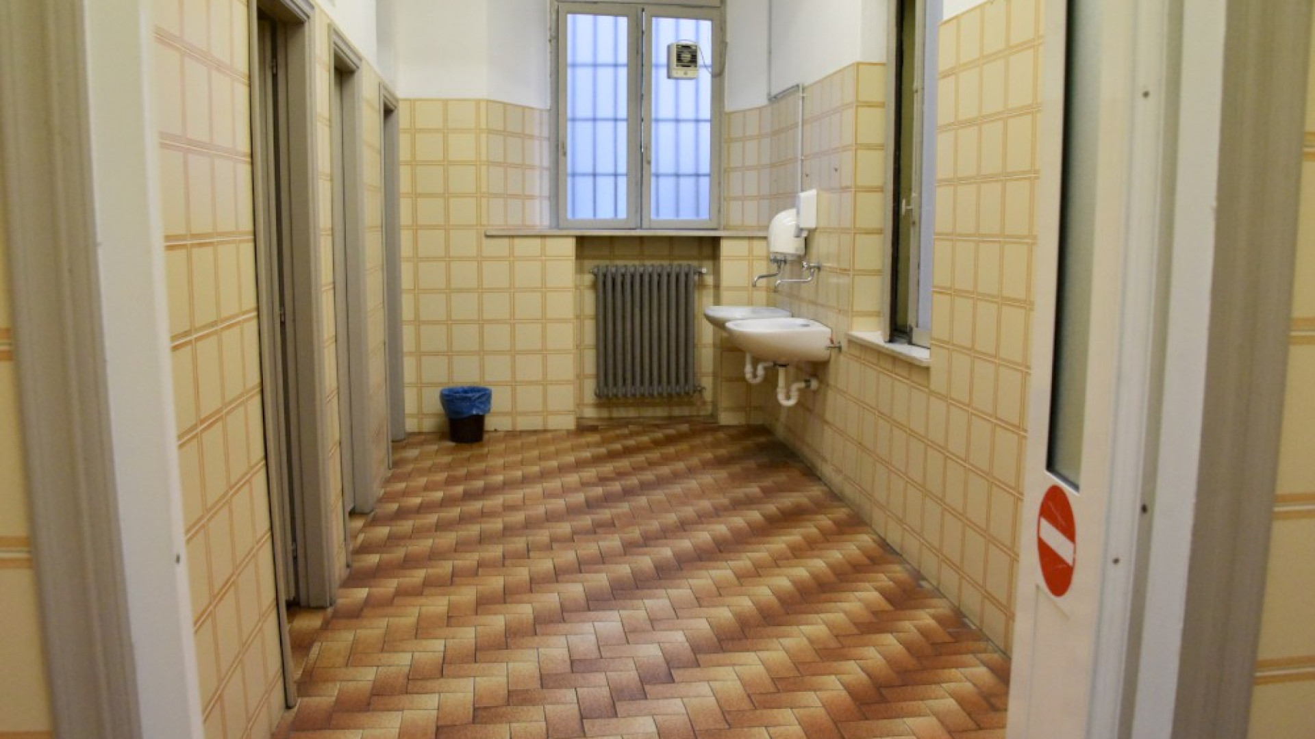 Lotta al degrado: bagni pubblici di piazza Cavalli aperti fino all'una di notte