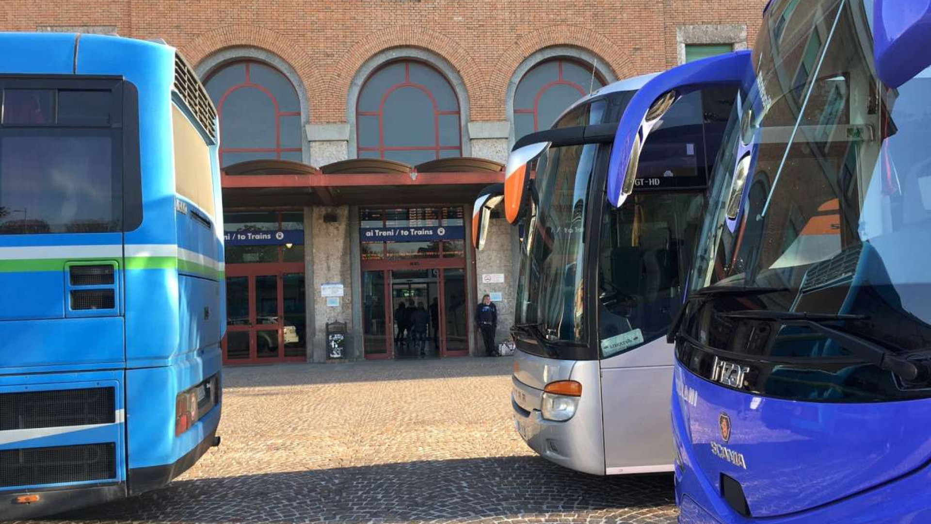 "Bus sostitutivo inesistente, noi pendolari lasciati a piedi". Trenitalia replica
