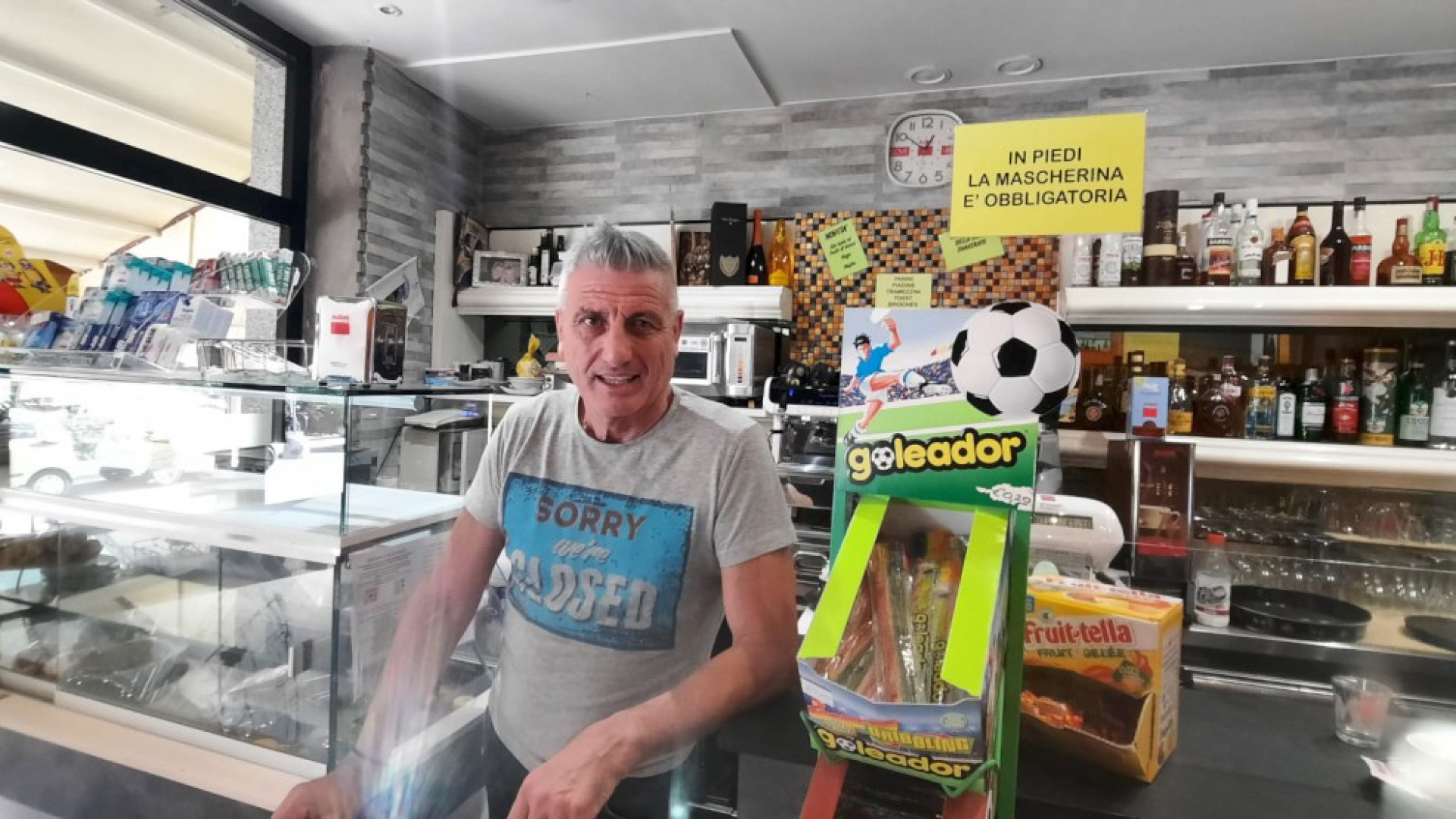 Spaccata al bar: in 8 minuti rubate 15 bottiglie di champagne e 1.200 euro