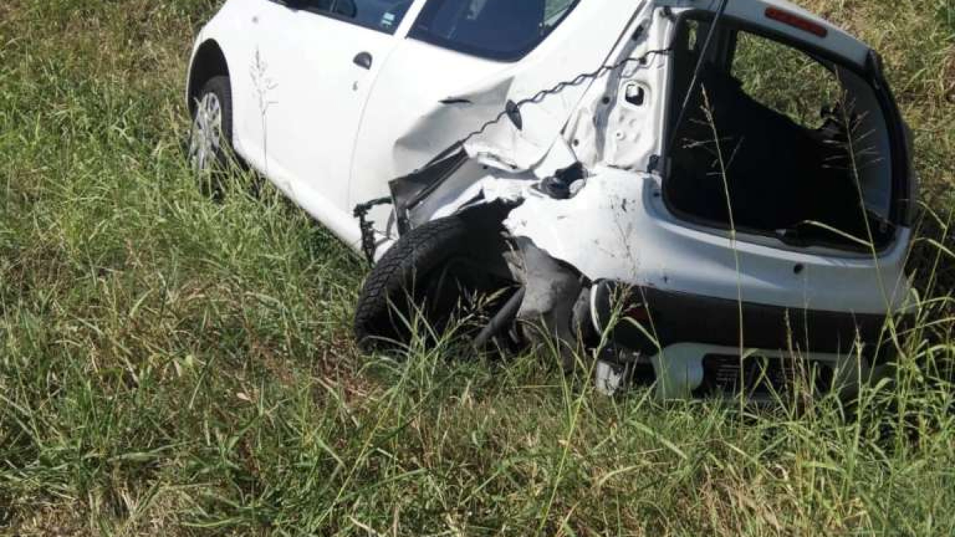 Accosta e scende per dare soccorso, la sua auto viene tamponata violentemente