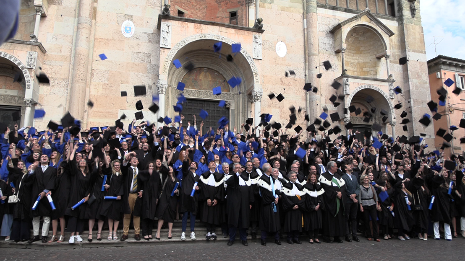 Festa di laurea in Duomo per 340 studenti della Cattolica: "Il futuro comincia adesso"