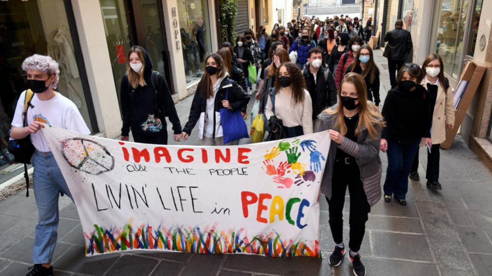 La marcia per la pace del liceo Cassinari, consegnati beni destinati all’Ucraina