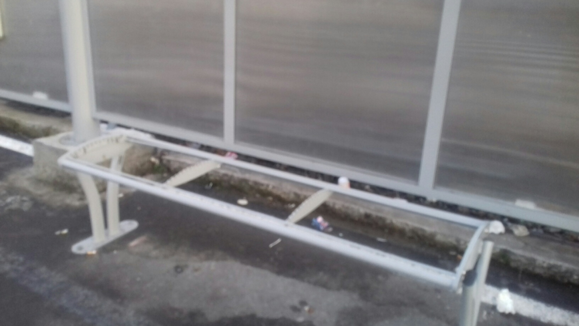 Inaugurata meno di un anno fa, l'autostazione delle corriere già rovinata dai vandali
