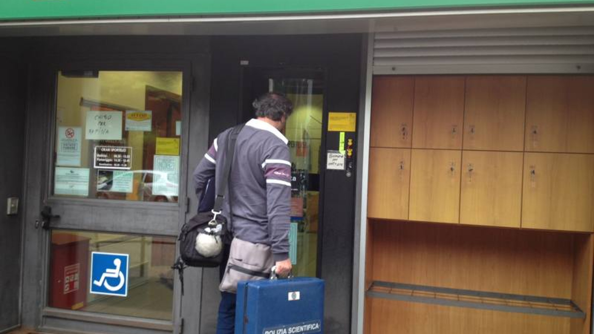 Rapina alla Banca Monte Parma di via Manfredi. Bottino 5mila euro