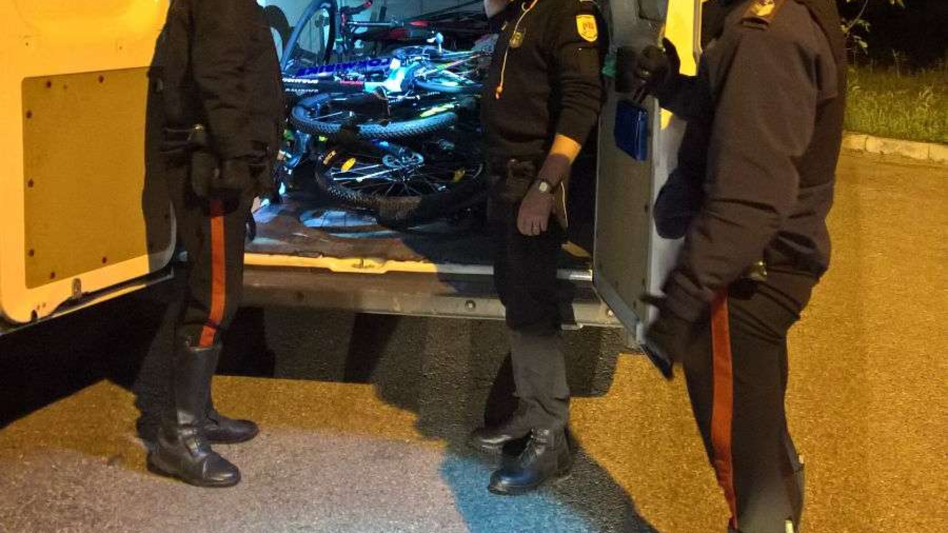 Razzia di bici in un negozio di via Lanza, inseguimento e fuga. Refurtiva recuperata