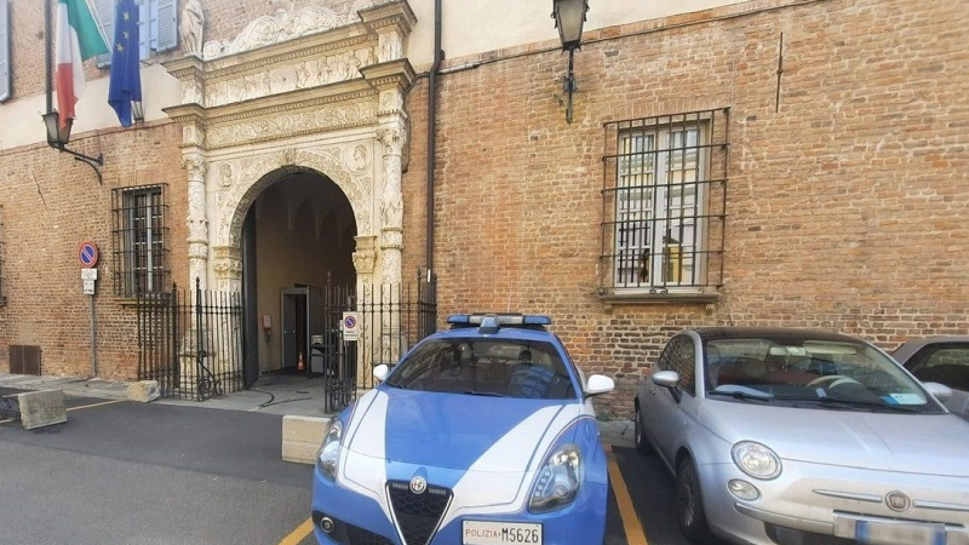 Con un martello tenta di scassinare distributore automatico: arrestato