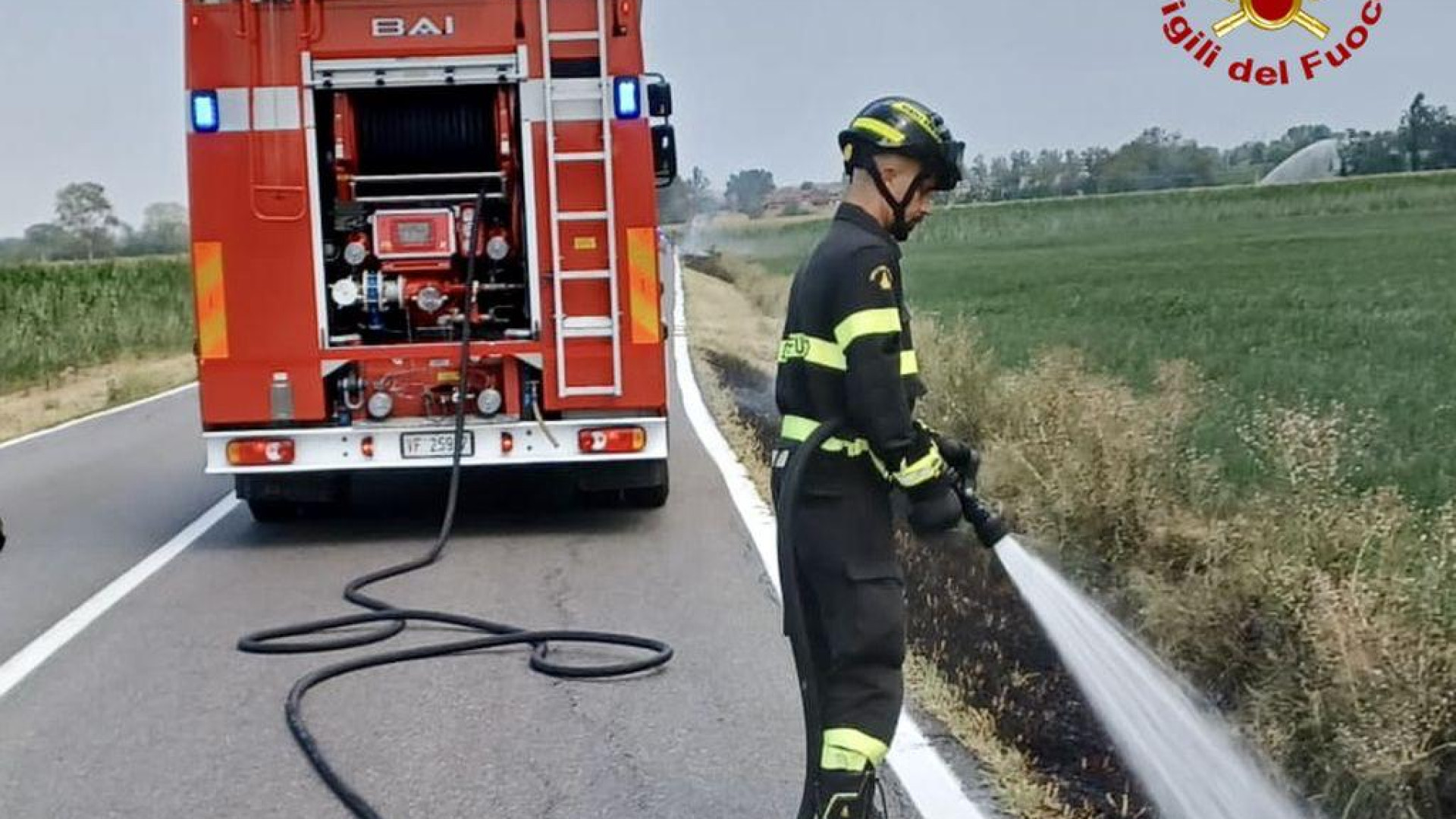 Incendio argine a San Giorgio, i vigili del fuoco domano le fiamme