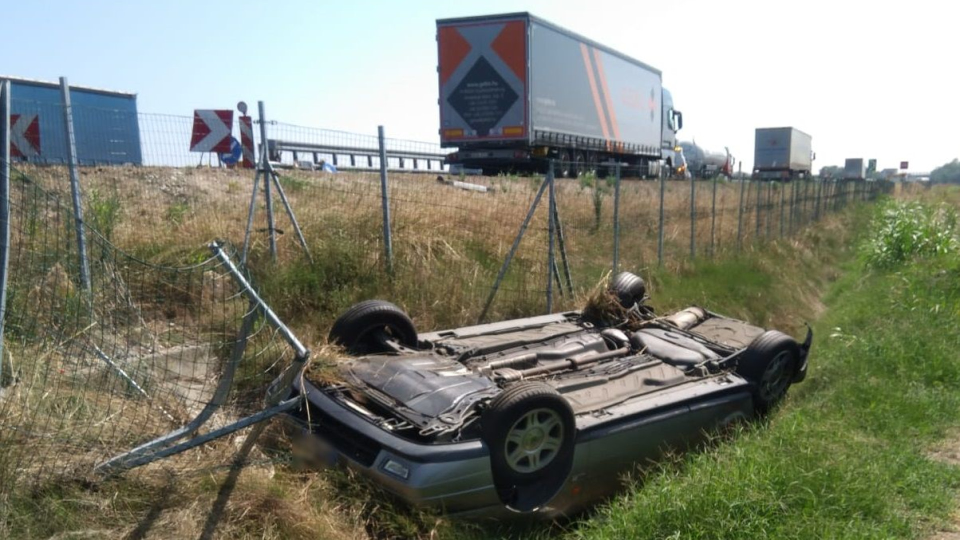 Auto sbanda e finisce ruote all'aria in A21, conducente ferito