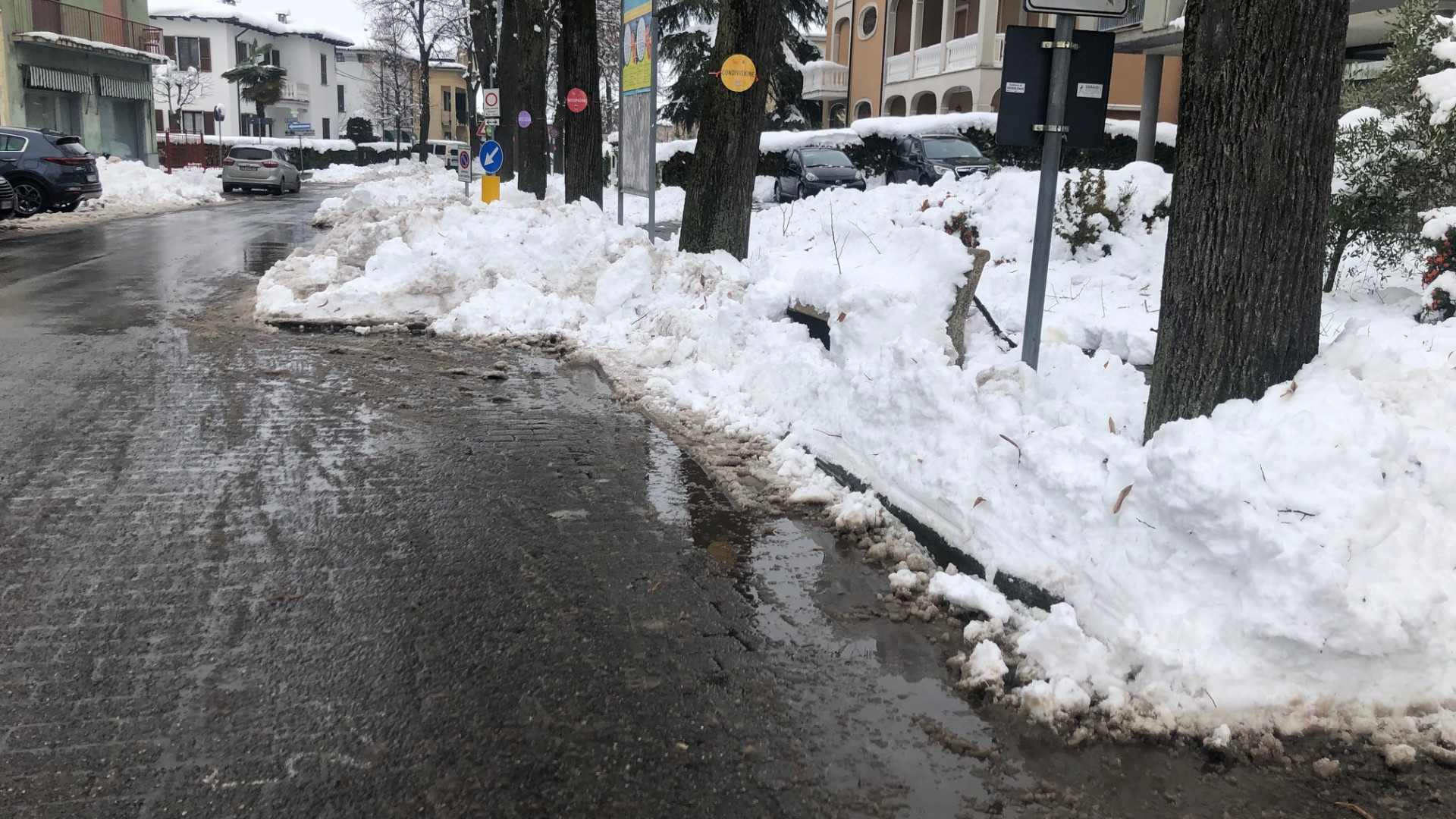 "A Gossolengo e alla Besurica marciapiedi sepolti dalla neve"