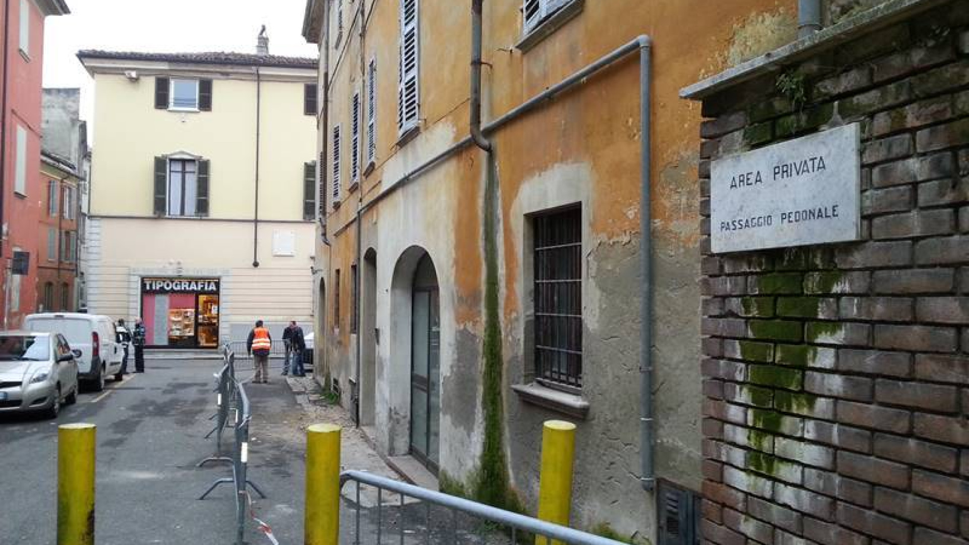 Piovono calcinacci in via Daveri