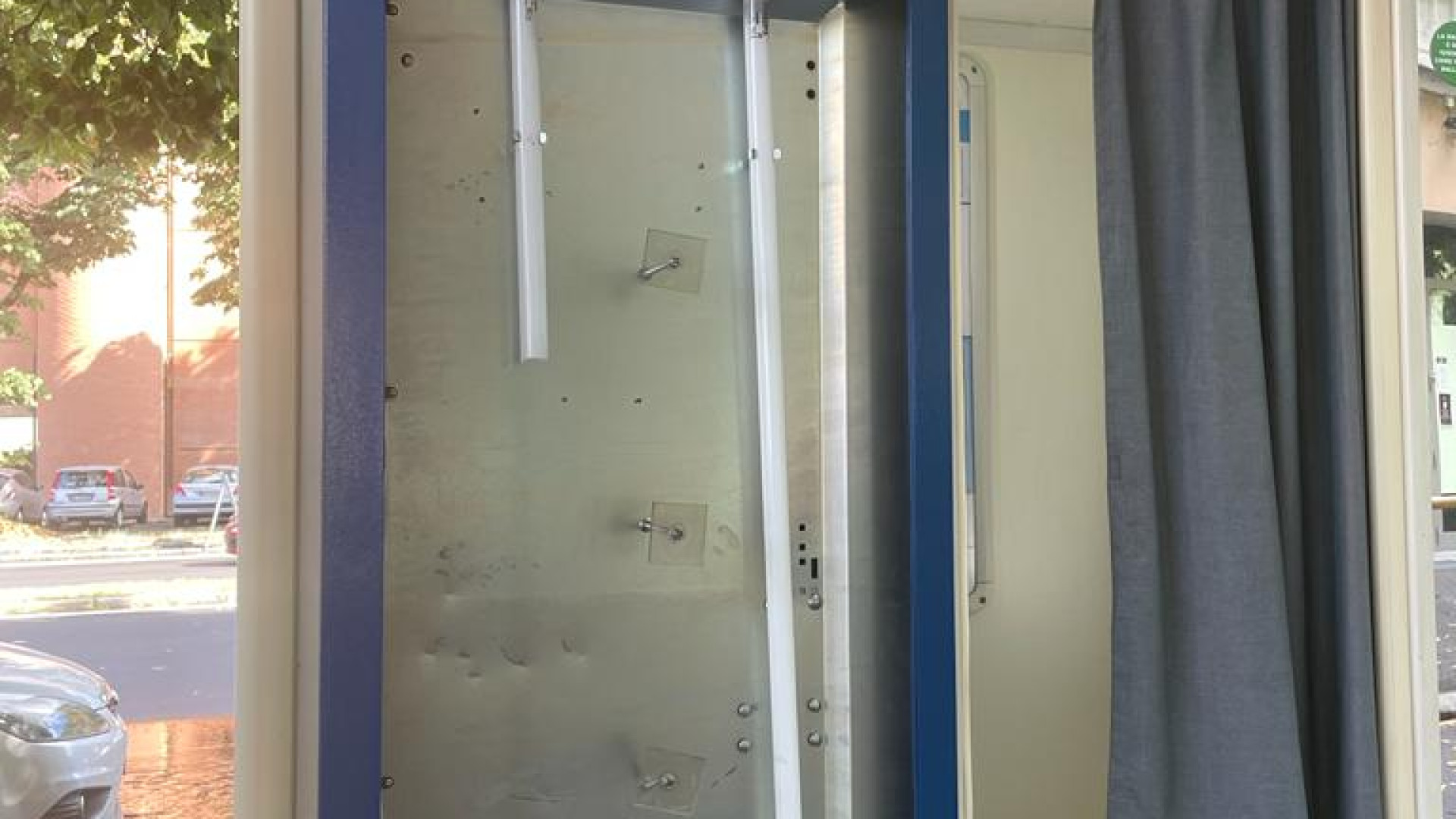 Distrugge una cabina per le fototessere con un palo: arrestato in via Martiri