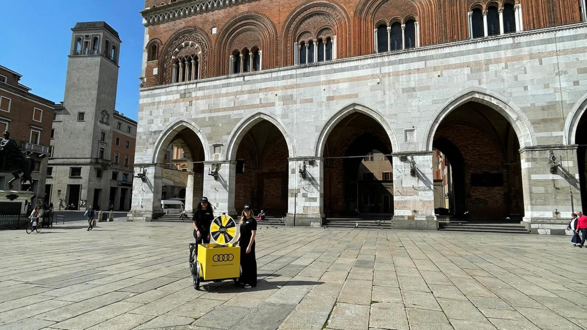 Segui la bici gialla: svelato il mistero, è targato Bossoni Automobili