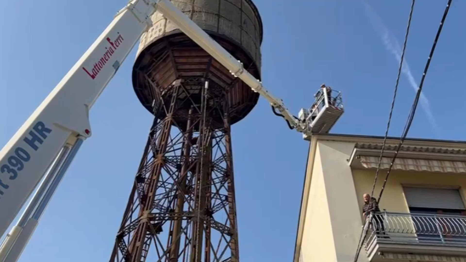 Gattino intrappolato su una torre idrica: complicato intervento per salvarlo