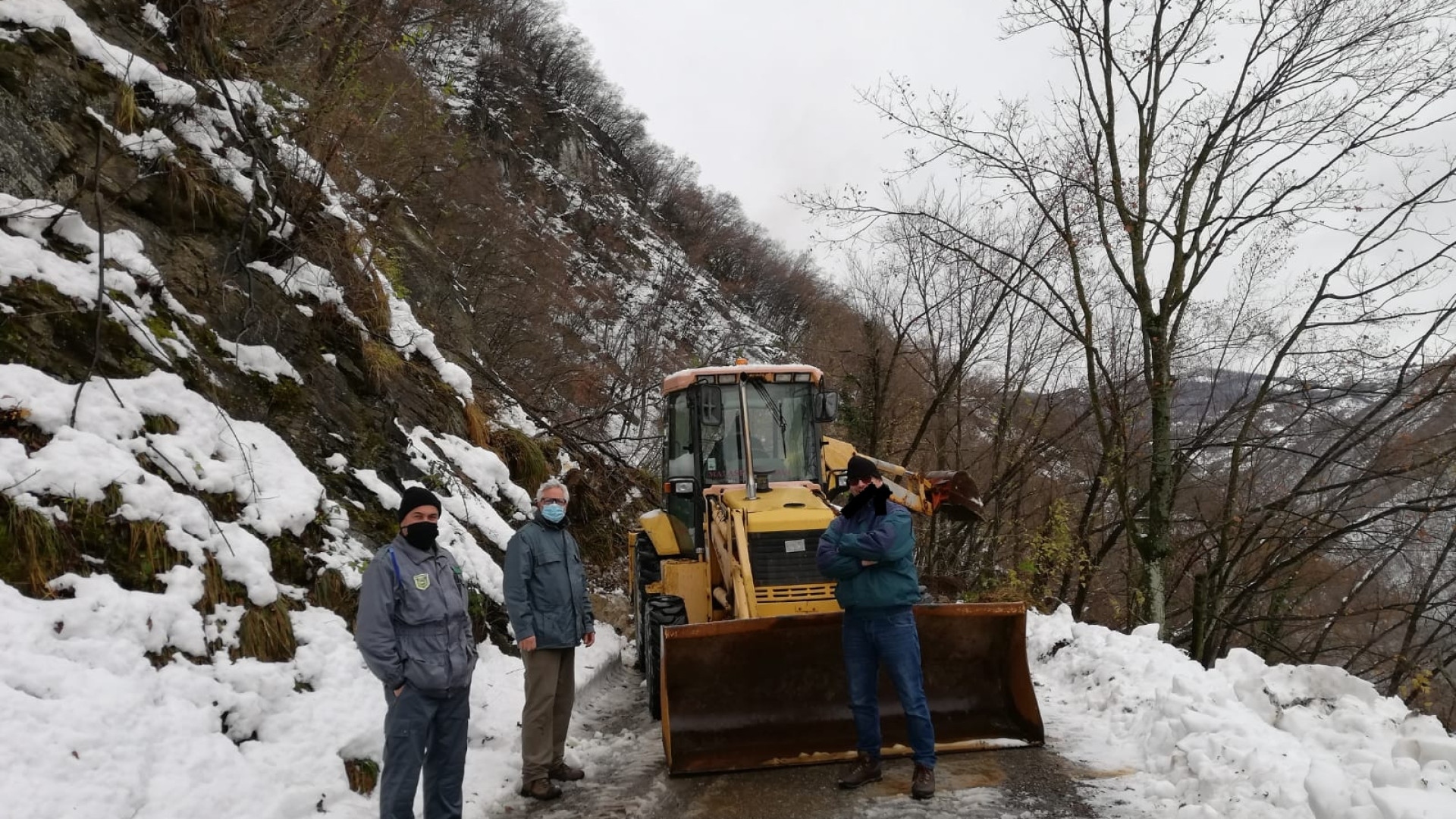 Frana lungo la comunale per Dezza, super lavoro per il ripristino