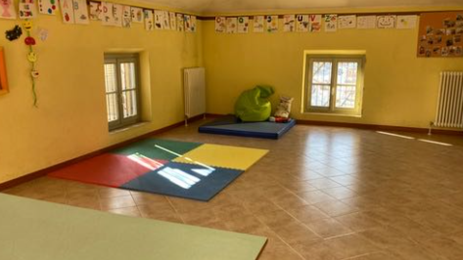 Materassi, tappeti e specchi: ecco la nuova aula inclusiva nella scuola di Sant'Antonio