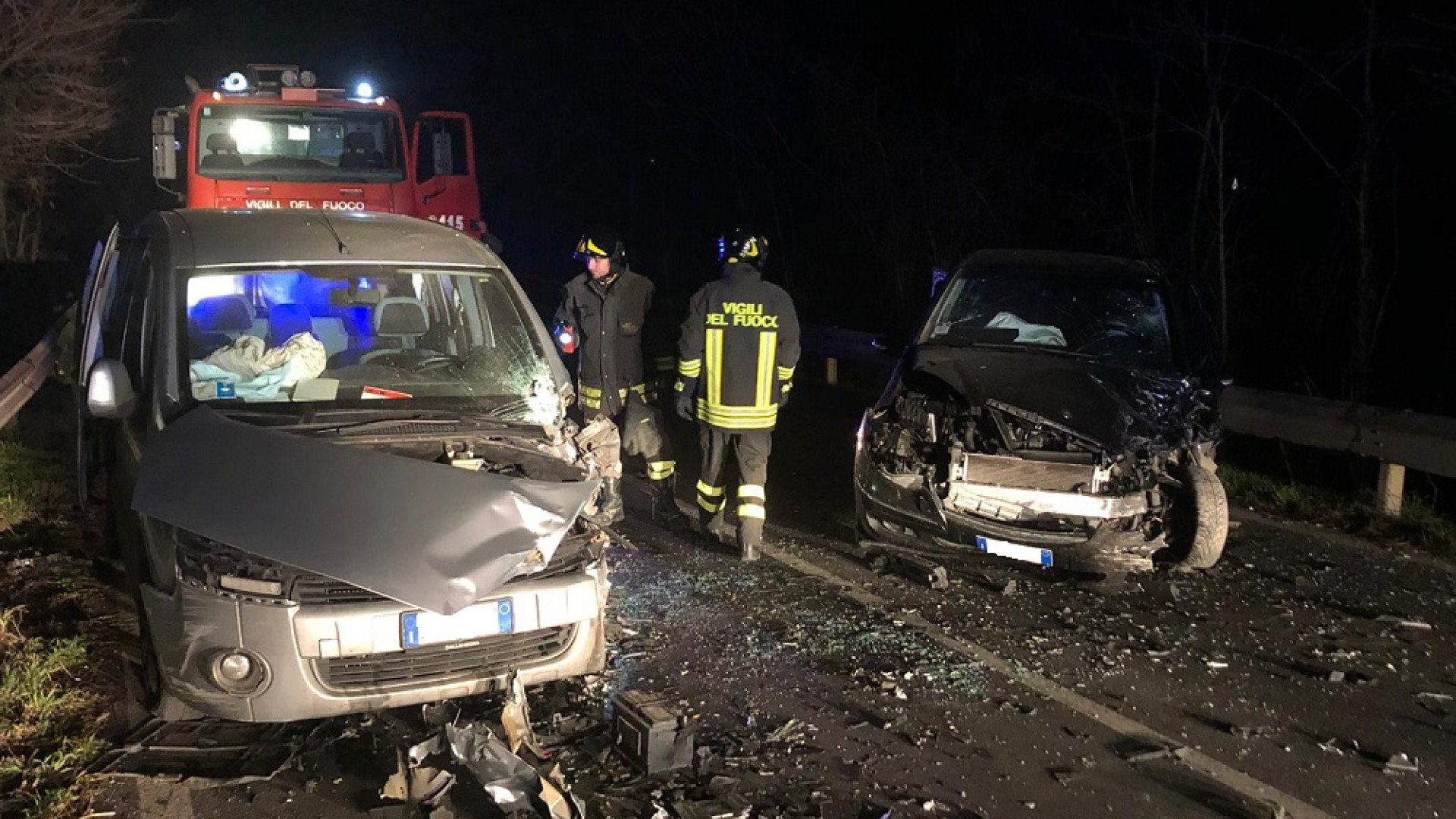 Spaventoso incidente frontale tra due auto poco dopo il cavalcavia per Santimento: due feriti