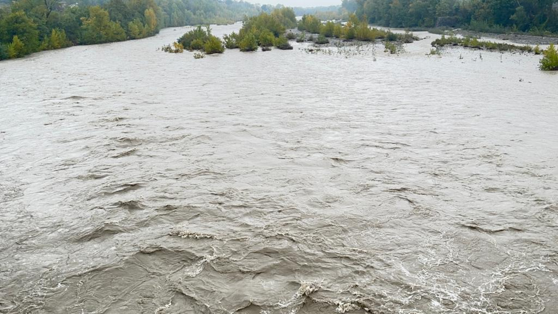 Maltempo, scatta l'allerta rossa in collina. Trebbia in piena, Po ingrossato