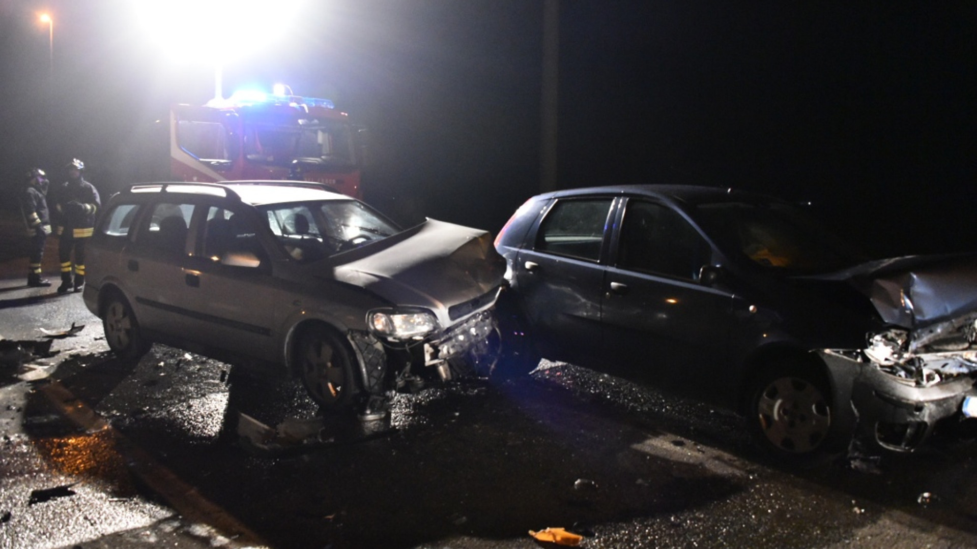 Gossolengo, violento frontale tra due auto: ferita una donna