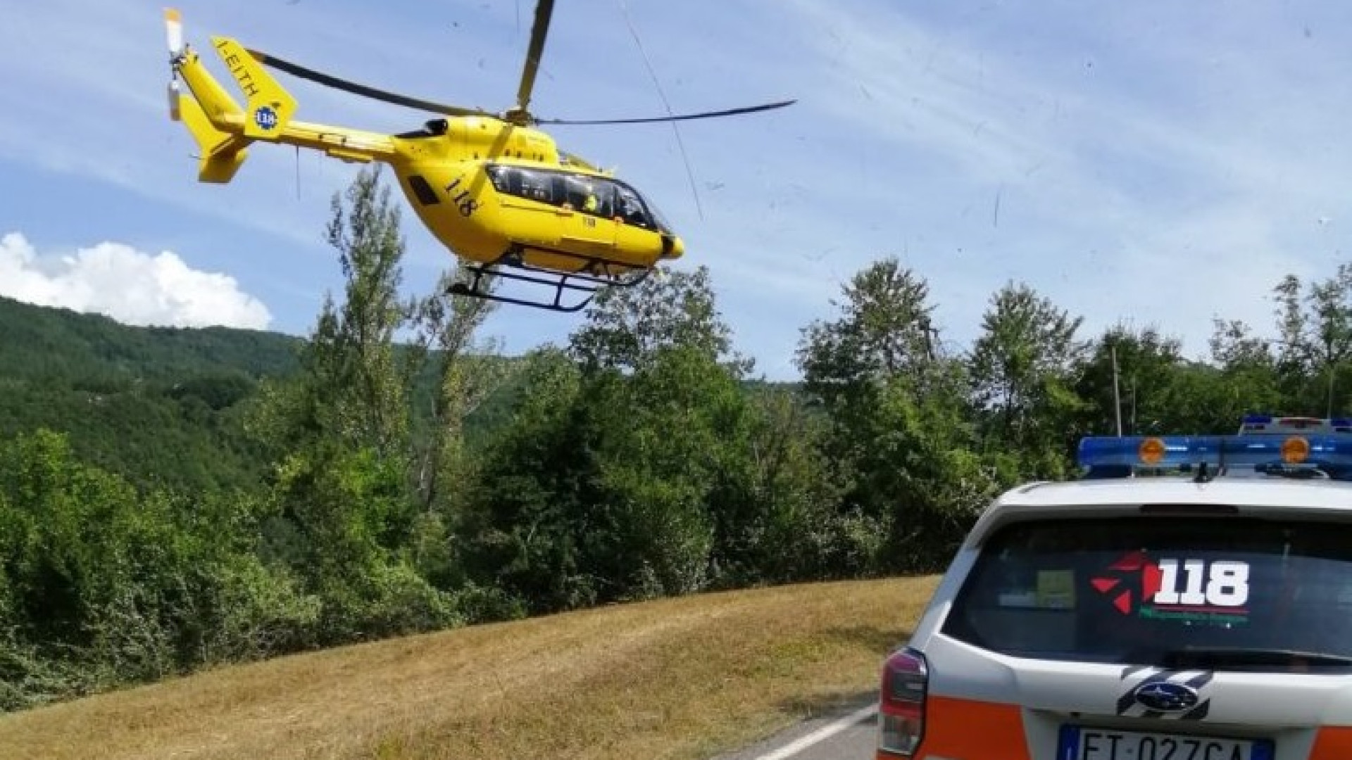 Incidente al Mercatello, scontro tra auto e moto. Centauro in ospedale