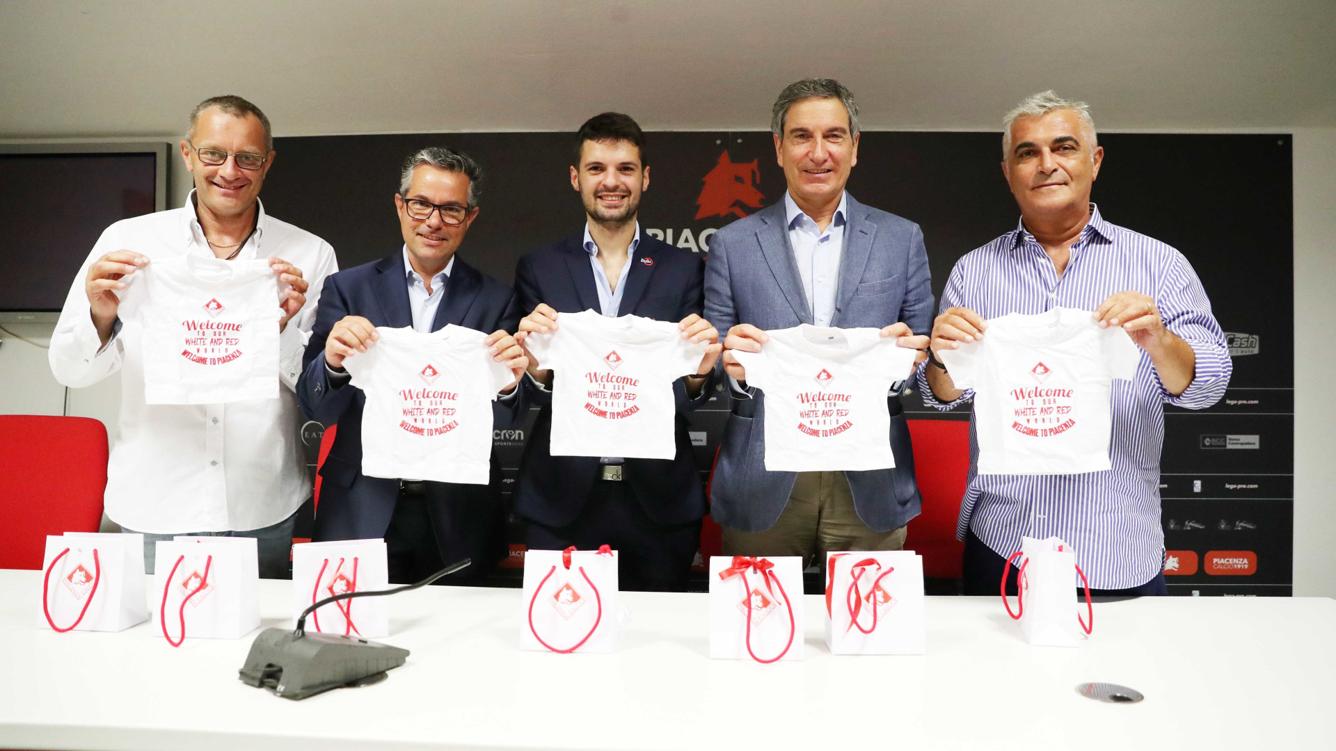 Una maglietta in regalo per diventare "biancorossi dalla nascita"