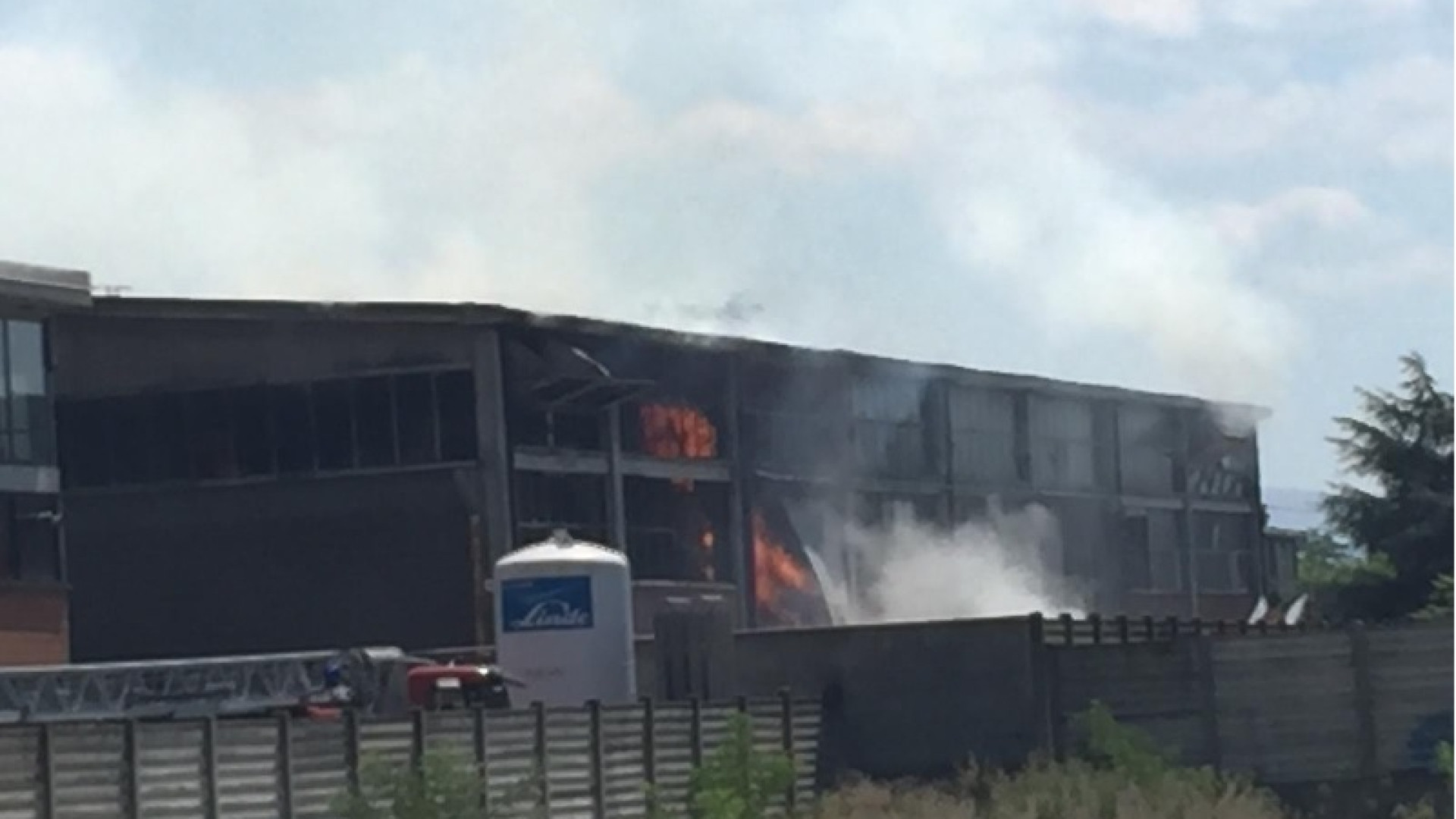 Maxi incendio in azienda: le operazioni andranno avanti per tutta la notte