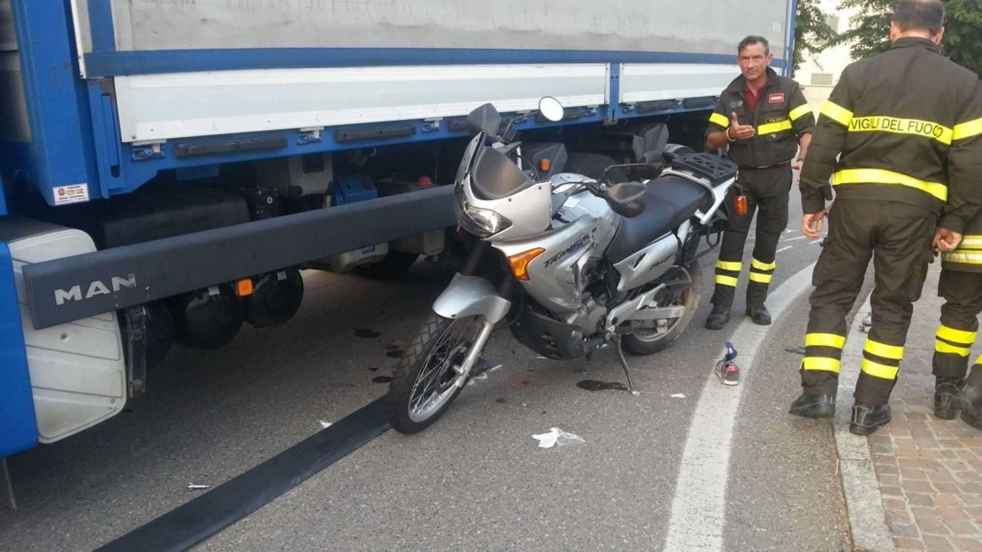 Moto contro camion: attimi di paura in via Gucciardini