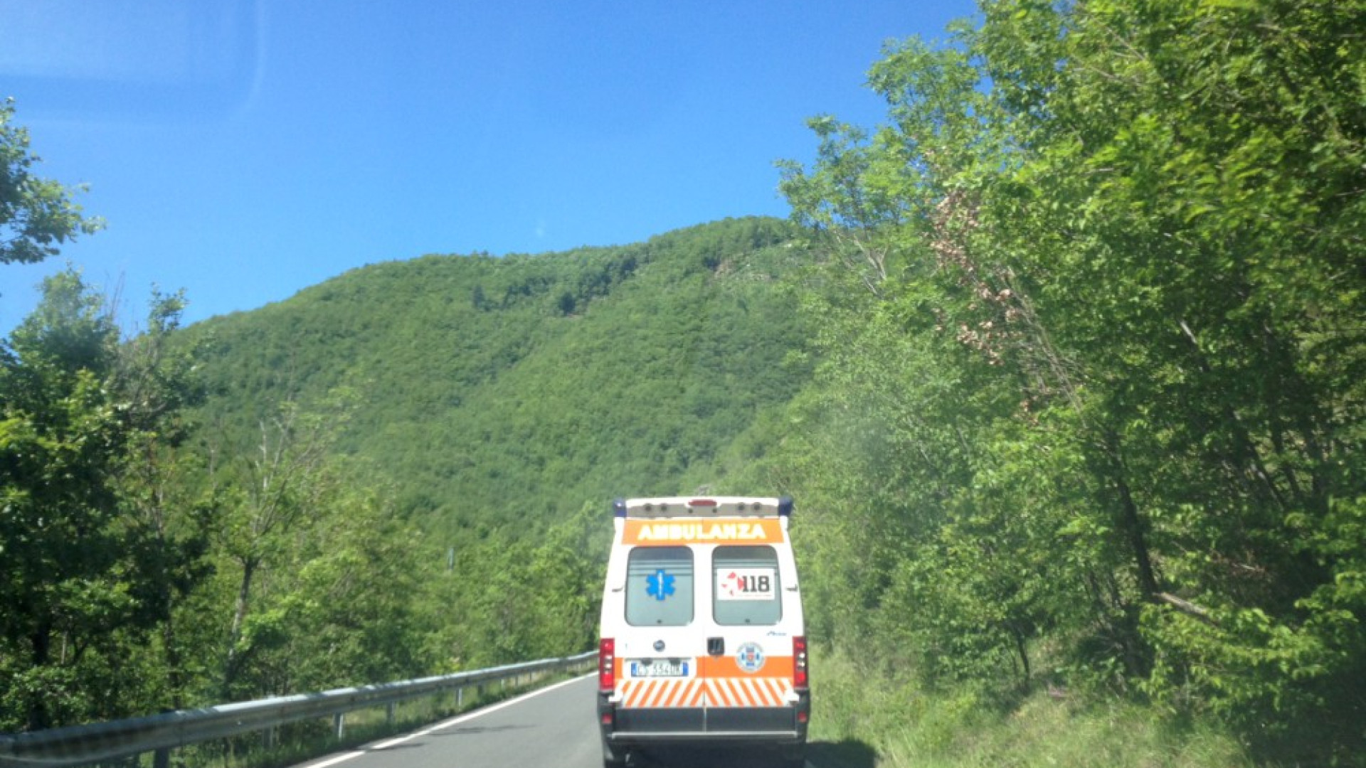 Si ribalta con il trattore durante lo sfalcio dell'erba, ferito un giovane a Groppallo