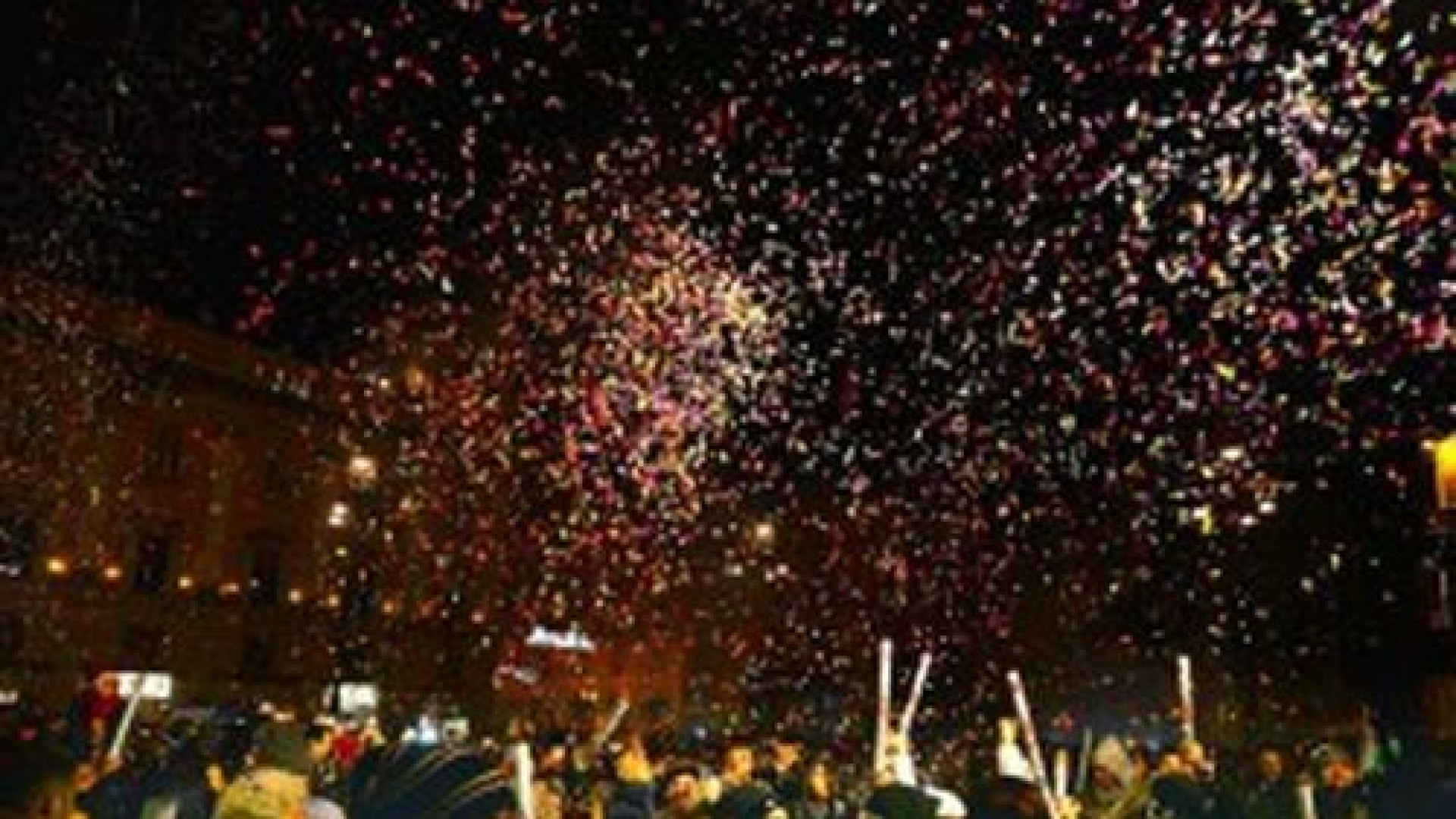 In piazza Cavalli centinaia di piacentini festeggiano con i Planet Funk e Radio Bruno