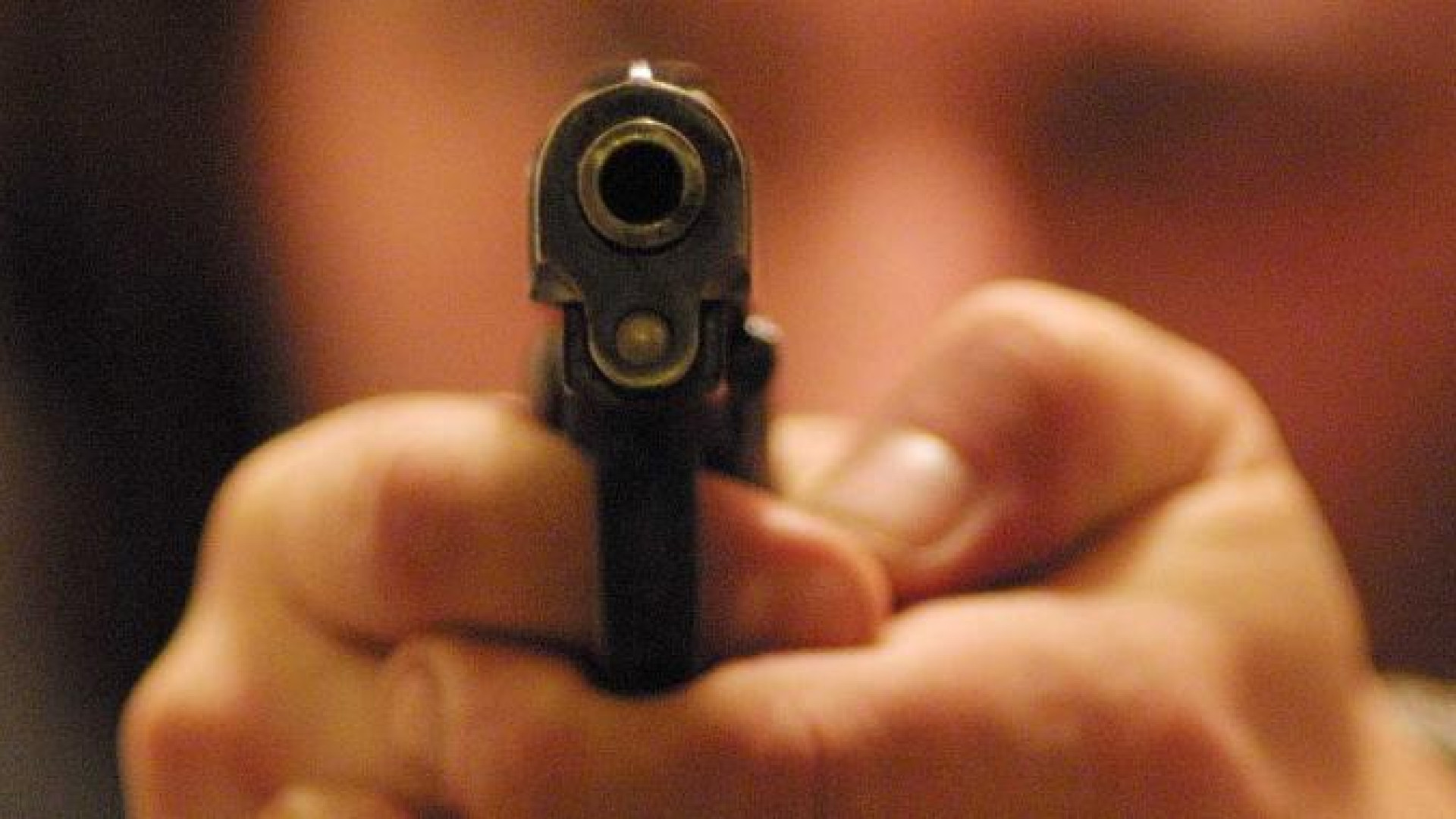 Lite tra marito e moglie, lui estrae la pistola e spara. Tragedia sfiorata a Fiorenzuola