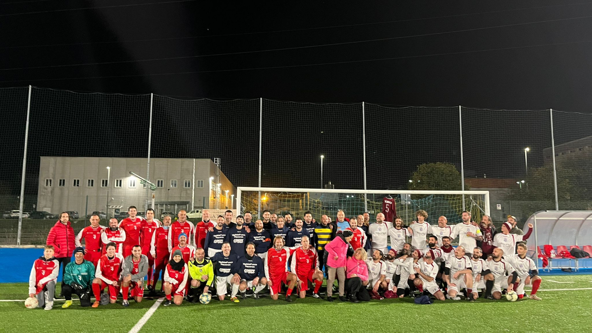 Calcio d'inizio del sindaco e goliardia: sfida benefica tra Rebeldes, Vvf e Comune