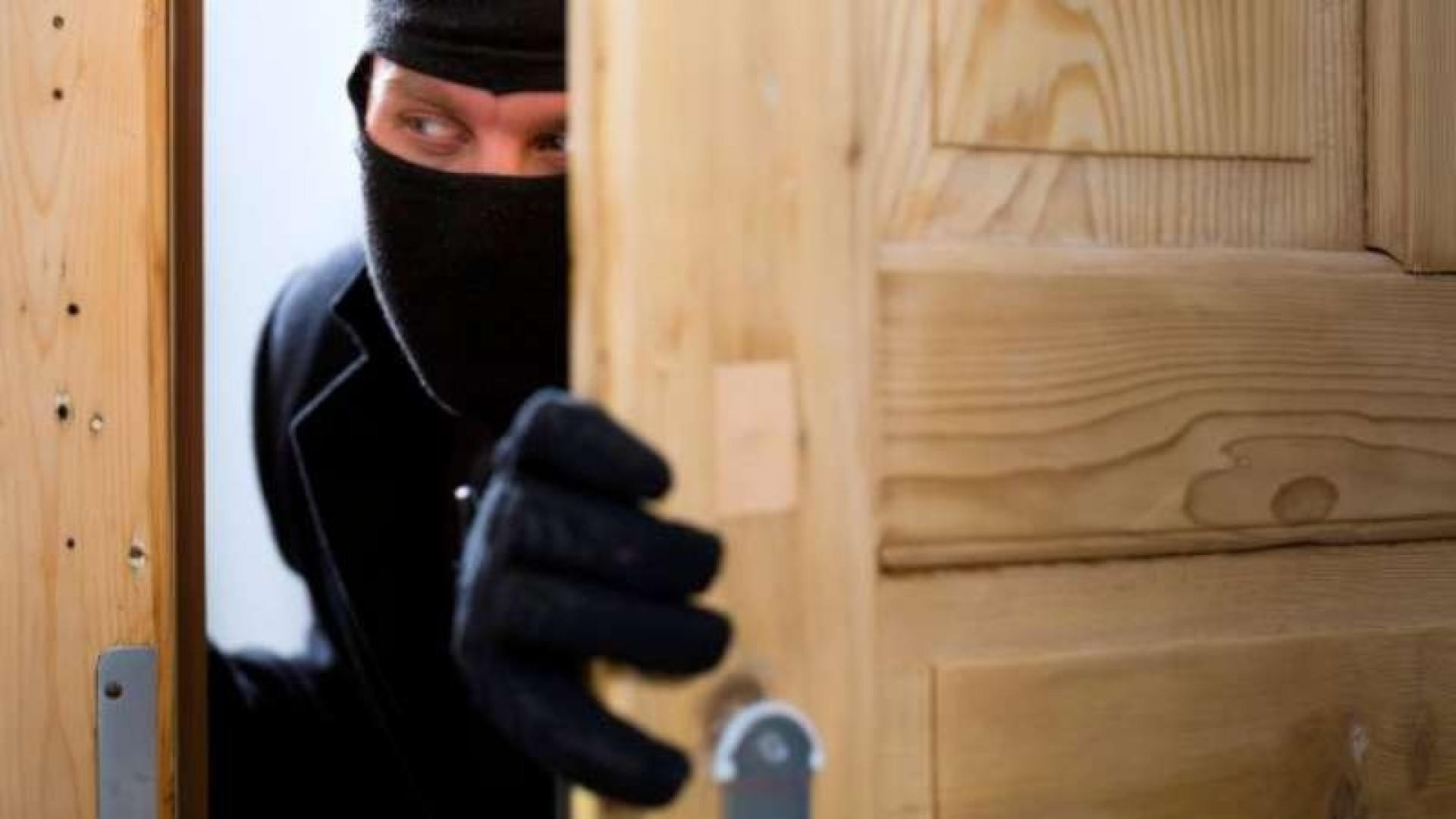 Via Campesio: esce dal bagno di casa e si ritrova faccia a faccia con i ladri