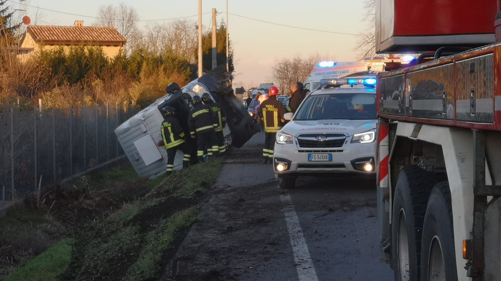 Furgone si scontra con un'auto, si ribalta e abbatte palo della luce