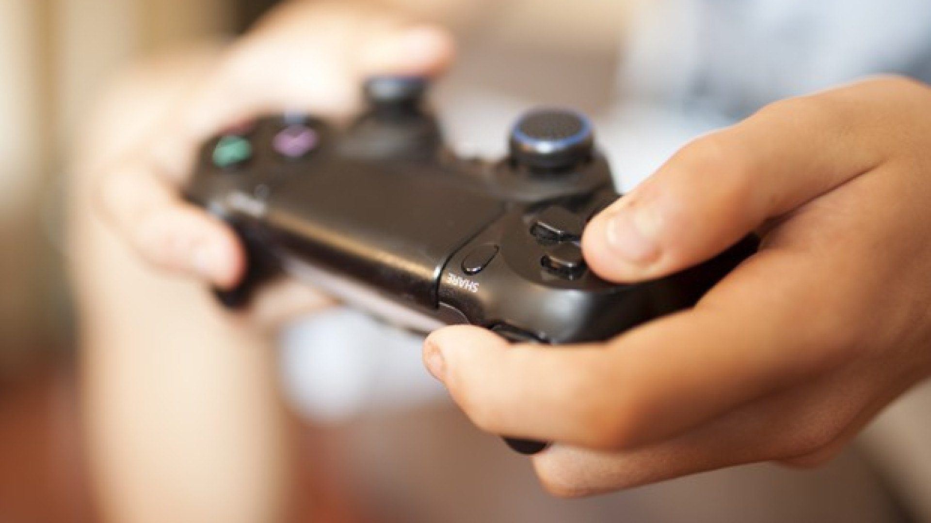 Compra una PlayStation, il venditore incassa e scompare: a processo due 50enni